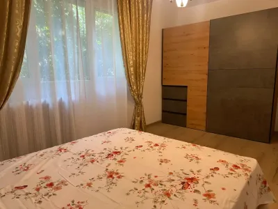 dormitor luminos cu perdele inchiriere apartament Sector 4 București